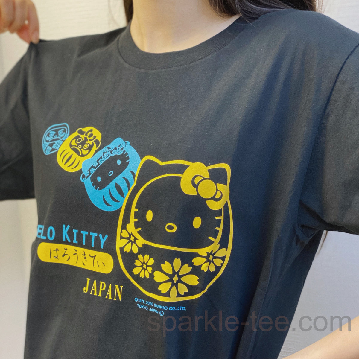 Hello Kitty ハロー キティー だるま ダルマ ご当地 Tシャツ TOKYO JAPAN SOUVENIR 外国人 お土産 人気 日本 東京  | 外国人向けお土産 東京浅草Sparkle – Sparkle Tokyo