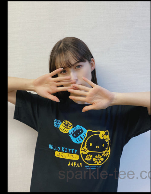 Load image into Gallery viewer, Hello Kitty だるま Tシャツ
