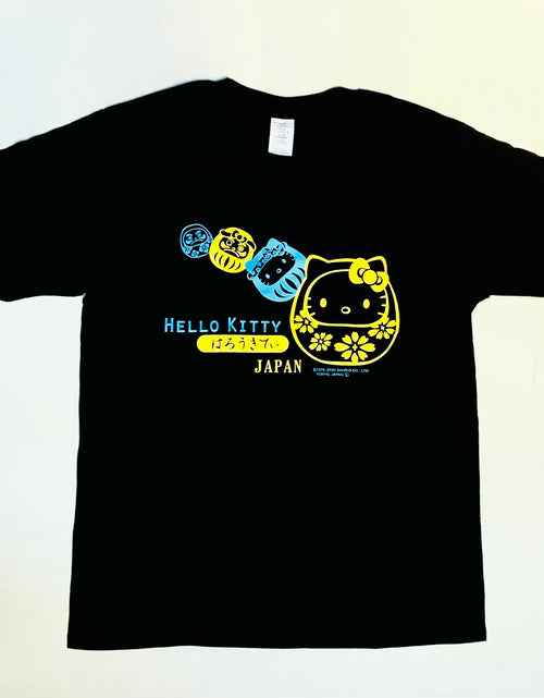 Load image into Gallery viewer, Hello Kitty だるま Tシャツ
