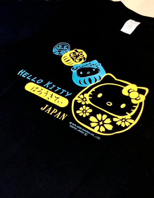 Load image into Gallery viewer, Hello Kitty だるま Tシャツ
